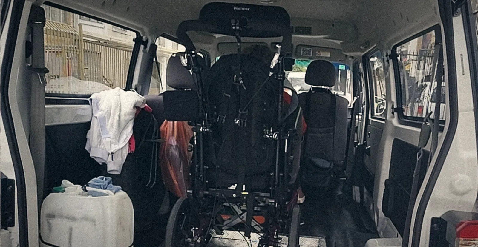 Silla de ruedas asegurada sobre la plataforma dentro de la van