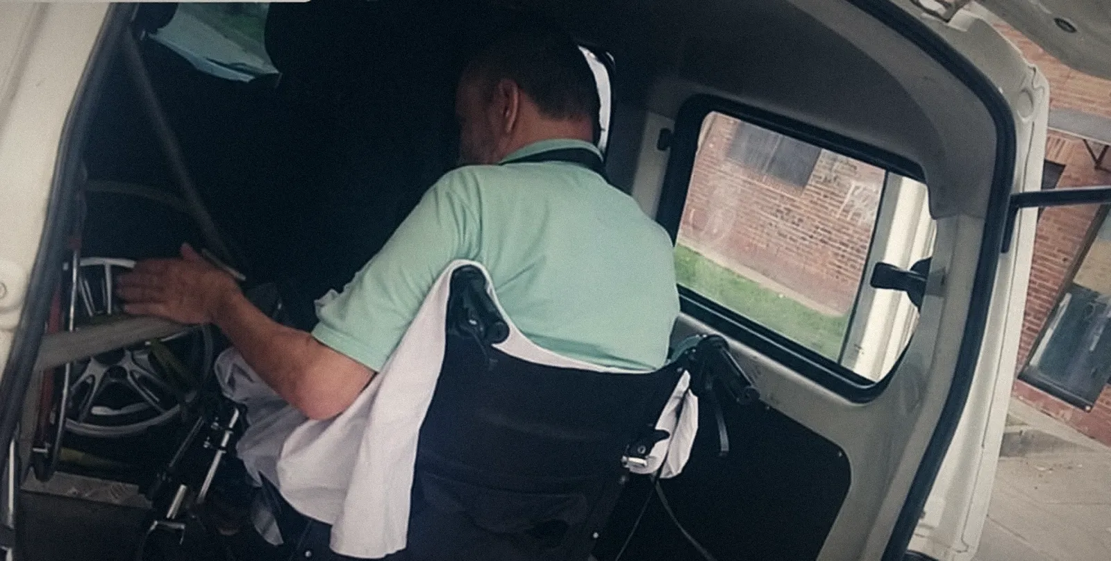 Paciente viajando en su propia silla de ruedas dentro de la van